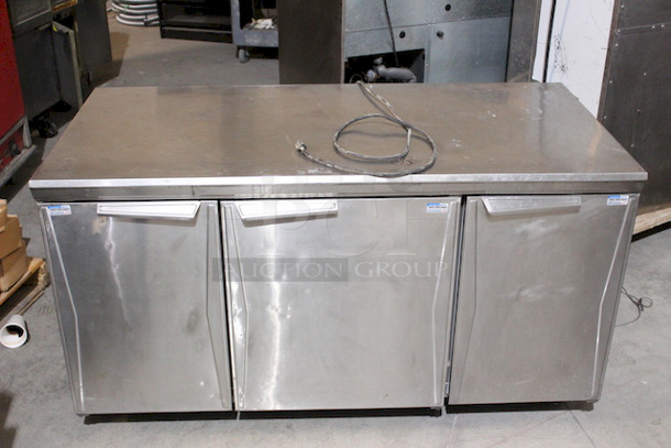 BEAUTIFUL! Randell 9602 60'' 3 Door Worktop Refrigerator. 115v/60hz/6amp

60x29x33

 - Image 1 of 8