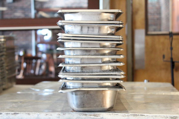 SWEET! Vollrath 30522 Super Pan V® 1/2 Size Long 2 1/2" Deep Anti-Jam Stainless Steel Steam Table / Hotel Pan - 22 Gauge.
21x6-1/2x2-1/2
13x Your Bid
 - Image 5 of 5