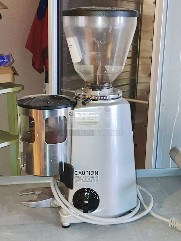 Mazzer Luigi srl Mini Timer Espresso Grinder, Doser. 110VAC, 60Hz, 1 Phase, 2.1 AMPS. Made In Italy.  - Image 4 of 5