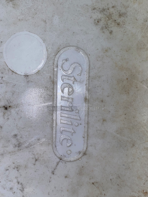 Sterilite Trash Receptacle.  - Image 6 of 6