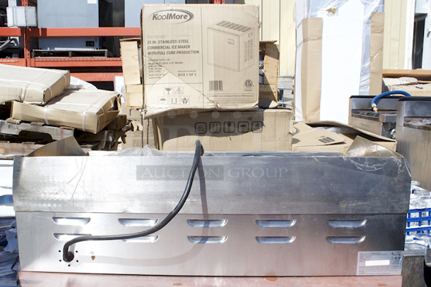 BRAND NEW SCRATCH AND DENT! 
Avantco EG30N 30" Electric Countertop Griddle - 208/240V, 3375W-4500W. Dent and Surface Rust From Rain. IN WORKING ORDER!  - Image 5 of 7