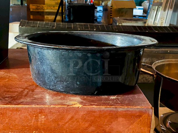 (14) Bon Chef Bon Chef 5103BLK 2.75 Qt. Black Sandstone Finish Cast Aluminum Oval Food Pan, 9-1/8