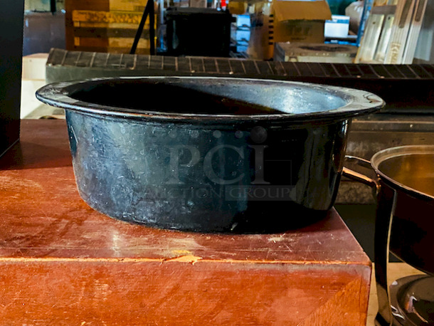 (14) Bon Chef Bon Chef 5103BLK 2.75 Qt. Black Sandstone Finish Cast Aluminum Oval Food Pan, 9-1/8" x 12-3/8" x 4" and (10) 5105BLK Pan, 1-1/2 qts., 9-1/8" x 12-3/8" x 2", oval,

24x Your Bid - Image 1 of 6