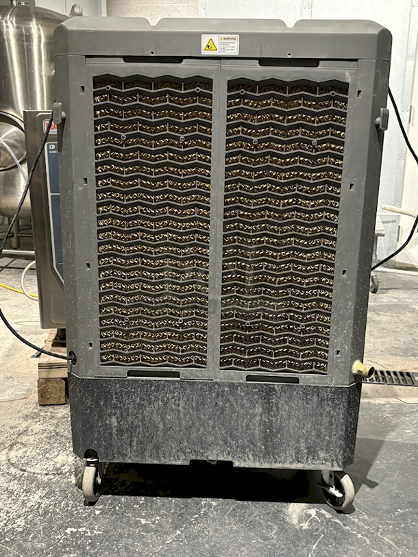 SWAMP COOLER! Hessaire Portable Evaporative Cooler MC61M, 5300 CFM. 115V, 14.6 gal Tank Capacity, 3.6 gal/hr, 5/16HP In Perfect Working Order. 17x28x46 53 lbs - Image 5 of 6
