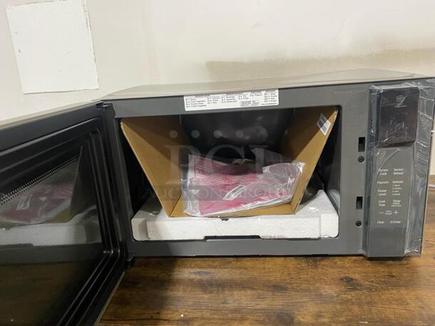 Brands New Scratch & Dent LG LG 1.5 cu. ft. NeoChef Countertop Microwave with Smart inverter and EasyClean
 - Image 3 of 6