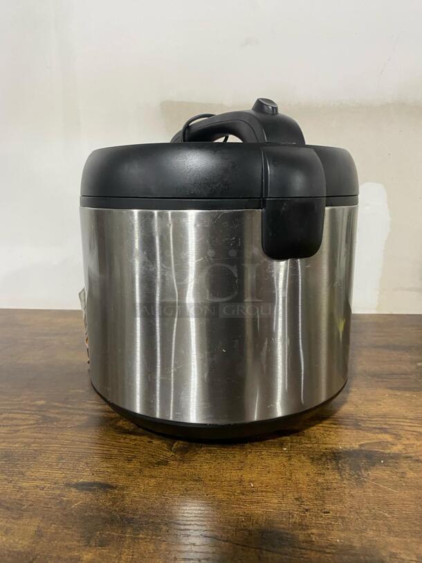 Insignia 6QT pressure cooker  - Image 2 of 2