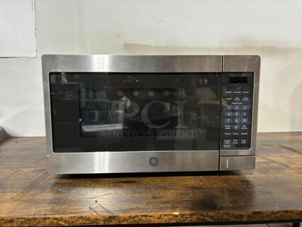 Brand New Scratch & Dent GE JES1072SHSS 0.7 cu. ft. Countertop Microwave Oven with Convenience Controls, Auto Defrost, 700 Watts, Glass Turntable, and Kitchen Timer: Stainless Steel: Stainless Steel
