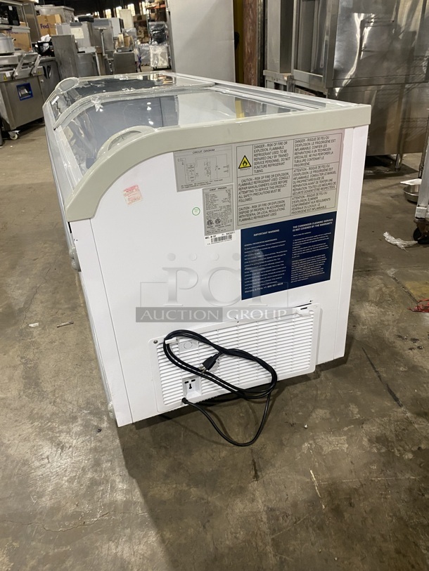 NICE! Late Model 2020! DUKERS Chest Reach In Freezer! On Casters! ModeNICE! DUKERS Chest Reach In Freezer! On Casters! Model WD-700Y Serial 0905000DUK200911201000428 115V/60Hz - Image 2 of 7