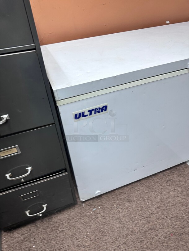 Late Model Ultra Commercial Chest Freezer 17 Cu Ft 115 Volt Large Size Tested and Working! - Image 3 of 5
