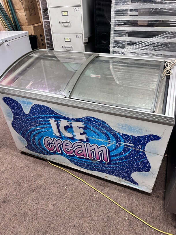 Working Caravell  Curved Sliding Top Commercial Ice Cream Freezer  115 Volt - Image 7 of 8