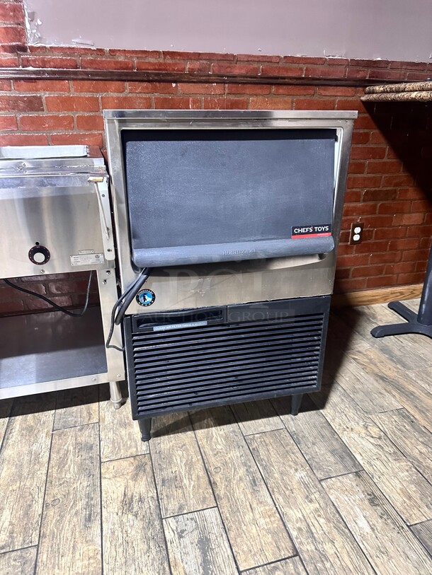 Late Model Hoshizaki KM-161BAJ 23 3/4W Crescent Cube Undercounter Ice Machine - 163 lbs/day, Air Cooled, ADA Wokring - Image 3 of 7