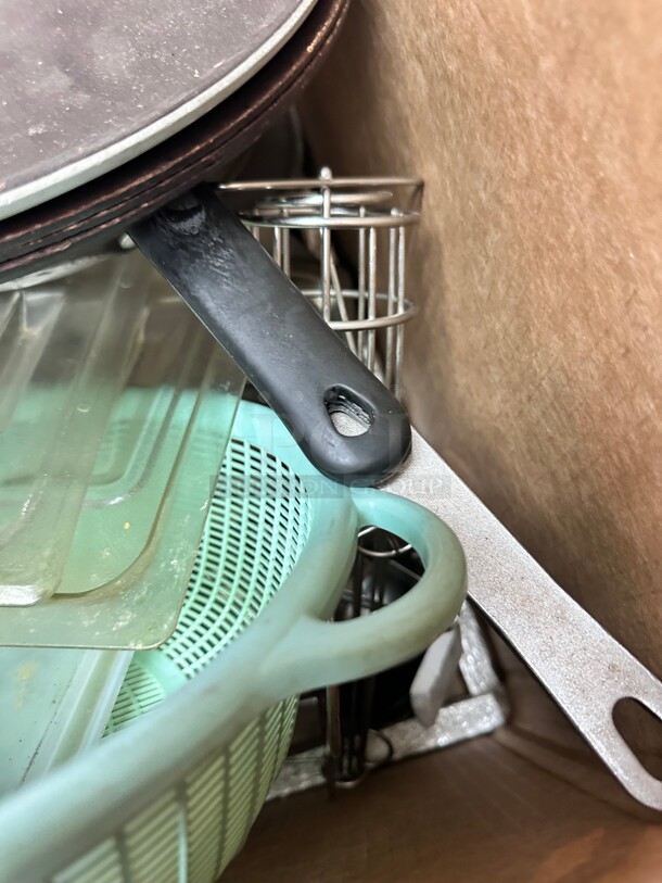 One Lot of Kitchen Items Pot Covers Serving Trays Strainer Frying Pans Spoons - Image 2 of 9