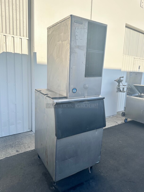 Certified Working Hoshizaki KM-650MAH 650 lb Crescent Cube Ice Machine w/ Bin - 600 lb Storage, Air Cooled, 220v - Image 6 of 9