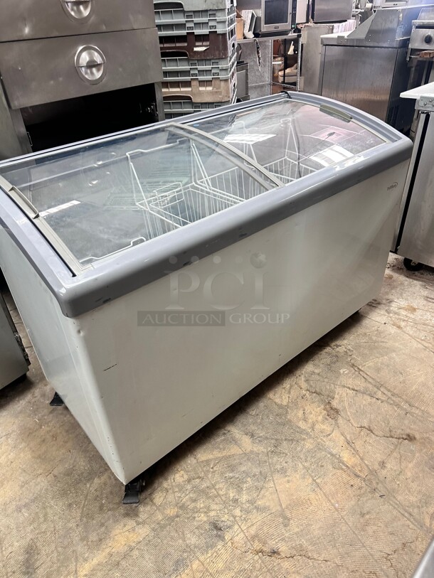 Excellent Condition LEVELLA
PFR1090G Commercial Curved Glass Top Chest Freezer 115 Volt Tested and Working - Image 3 of 10
