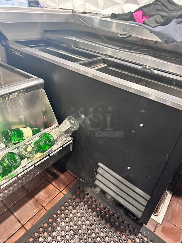 True TD-50-18 50 inch Forced Air Bottle Cooler - Holds (396) 12 oz Bottles, Lid Locks, 115v Wokring - Image 6 of 6