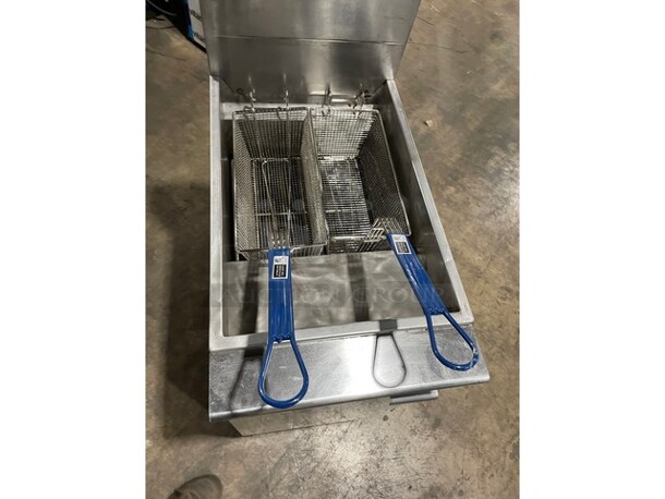 Cookline Commercial Natural Gas Powered 4 Burner Deep Fat Fryer! With Backsplash! With Two Frying Baskets! All Stainless Steel! On Legs! - Image 5 of 9