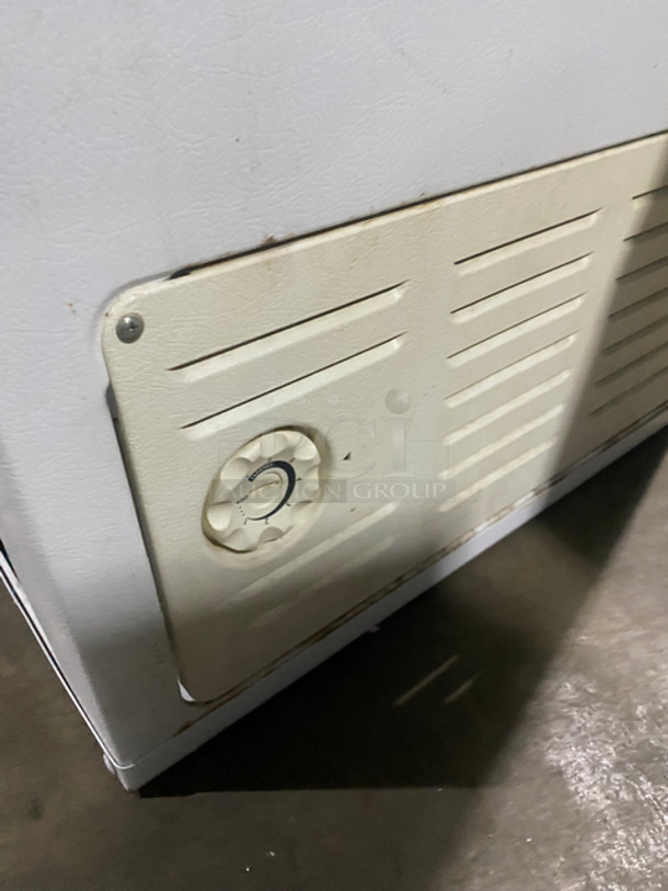 Electrolux White Commercial Reach In Chest Freezer/ Cooler! With Hinged Top Lid!  Model: FFC05C2AW1 SN: WB22432640 115V 60HZ 1 Phase - Image 7 of 8