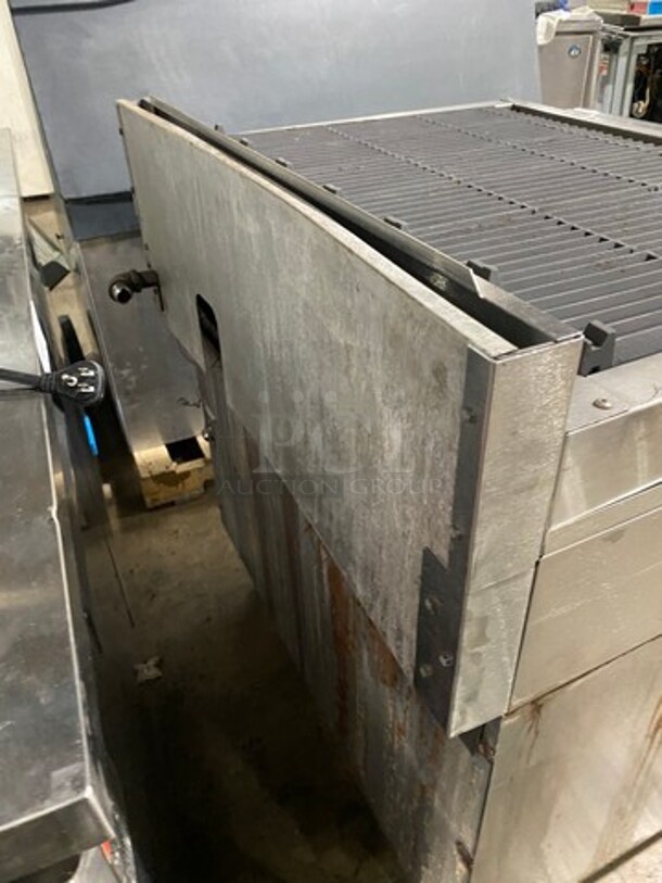 Vulcan Natural Gas Powered Char Broiler Grill! With Underneath Storage Space! All Stainless Steel! On Legs! Model: VCBB36B SN: 481841261 - Image 4 of 9