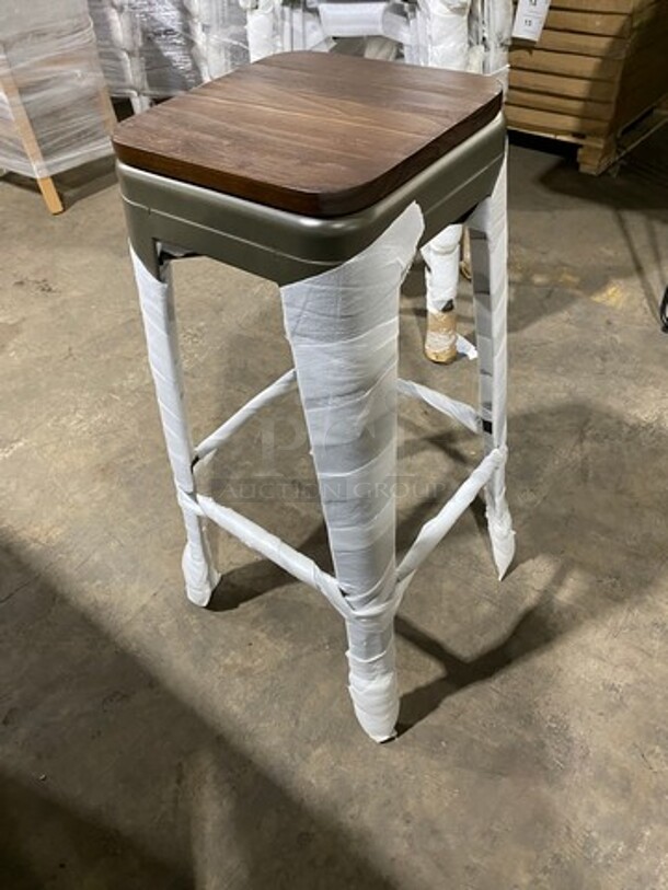 BRAND NEW! Astor Matte Platinum Clear Coated Finish Heavy Duty Metal Bar Height Stools! With Walnut Seat Top! With Footrest! 5 x Your Bid! - Image 2 of 8