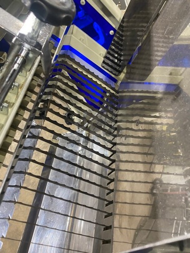 SWEET! Doyon Commercial Countertop Bread Loaf Slicer! WORKING WHEN REMOVED! Model: SM302 SN: DYN1201065 120V 60HZ 1 Phase - Image 7 of 11