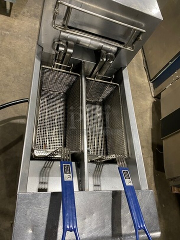 Frymaster Commercial Electric Powered Split Bay Deep Fat Fryer! With Metal Frying Baskets! With Side Splashes! All Stainless Steel! On Casters! Model: RE1142SE SN: 1508NA0057 208V 60HZ 3 Phase - Image 5 of 10