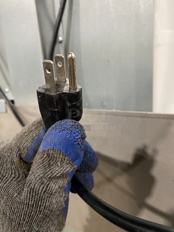 Fridge Air Commercial Single Door Reach In Refrigerator! All Stainless Steel! On Casters! Model: D28AF 115V 60HZ 1 Phase - Image 8 of 10