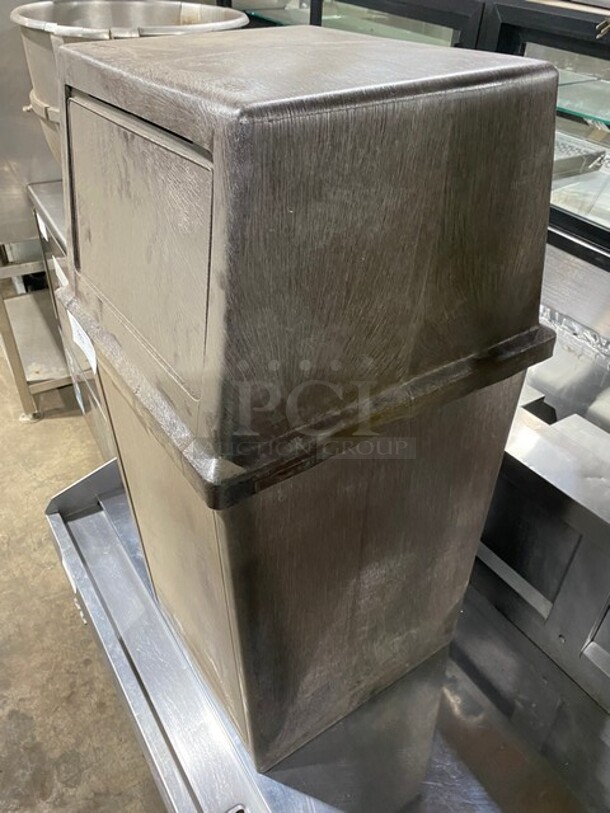 New! Cambro Commercial Trash Can! - Image 3 of 6