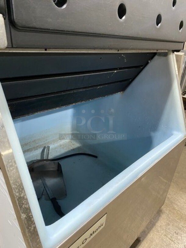 Ice-O-Matic Commercial Ice Maker Machine! With Commercial Ice Bin! All Stainless Steel! On Legs! Model: ICE0400HA6 SN: 16071280010104 115V 60HZ 1 Phase, Model: B40PSA SN: F30038138Z - Image 7 of 8