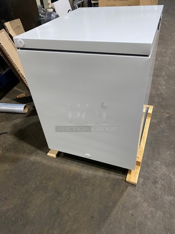 SCRATCH-N-DENT! Ojeda Commercial Reach Down Chest Freezer/ Cooler! With Hinged Top Lid! Model: NCFH34 SN: 000485330156Z 120V 60HZ 1 Phase - Image 4 of 9