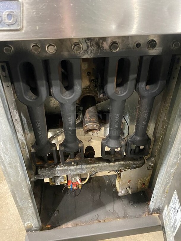 Pitco Commercial Natural Gas Powered 40 LBS Deep Fat Fryer! With BacK Splash! Stainless Steel! On Legs! MODEL 40D SN:G16KC080297 115v - Image 6 of 8