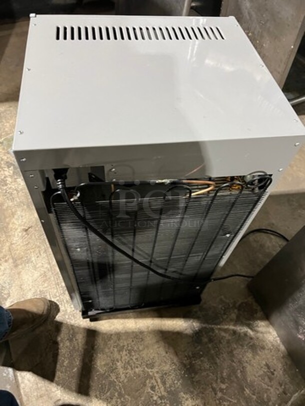 Metalfrio Countertop/ Undercounter Mini Fridge! With View Through Door! With Racks! Model: MT84 - Image 6 of 7