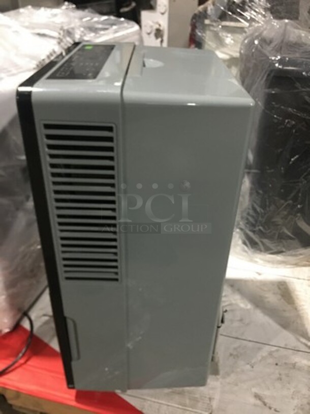 NEW! OUT OF THE BOX! SCRATCH-N-DENT! Soleus Air 70 Pint Portable Dehumidifier Unit! Model: HMTD70EIPA 115V - Image 3 of 7