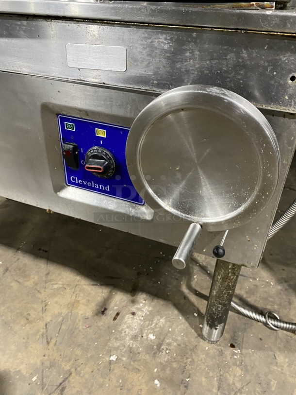 WOW! CLEVELAND 40 Gallon Natural Gas Powered/ Tilt Skillet/ Braising Pan! With Automatic Hydraulic Lift! Model SGL40TR! On Legs! Working When Removed!  - Image 7 of 10