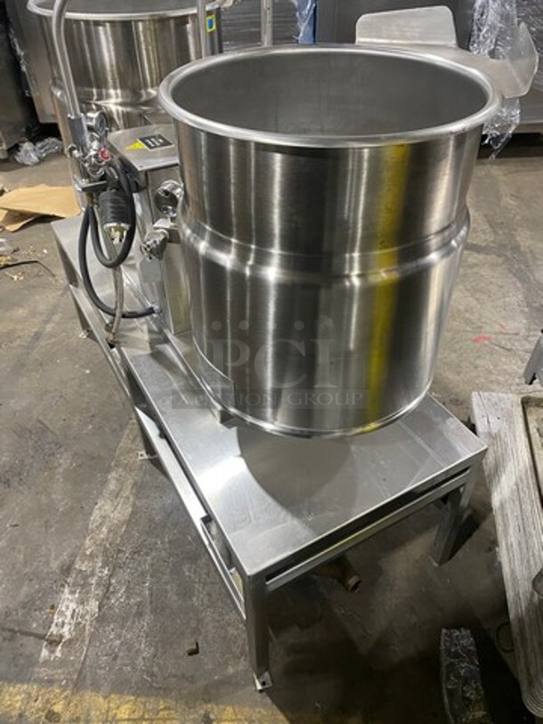 LIKE NEW! Cleveland Commercial Electric Powered Jacketed Tilting Soup Kettle! On Equipment Stand! All Stainless Steel! On Legs! WORKING WHEN REMOVED! Model: TKET12T SN: 111123050377A, 111123050377B! 240V 60HZ 3 Phase! - Image 4 of 12