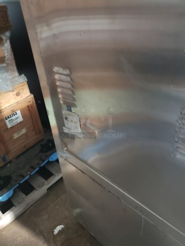 Hickory 10.10E Electric Rotisserie Oven on Casters! Left side of the oven has a small dent. Missing one knob and one knob is broken and needs to be replaced. 

Motor 120V, 1PH
Heating Elements 208V, 3PH - Image 10 of 10