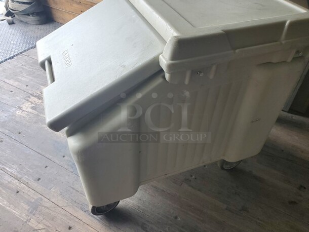 Cambro SlidingLid Black Mobile Ice Bin  125 lb 31 1/2"L x 23"W x 29 - Image 2 of 3