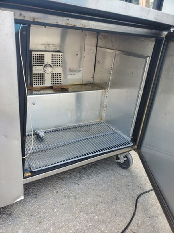 True TSSU-60-10-HC 60" TSSU Series Sandwich/Salad Prep Table. *Has some dents*
115 V - Image 9 of 9