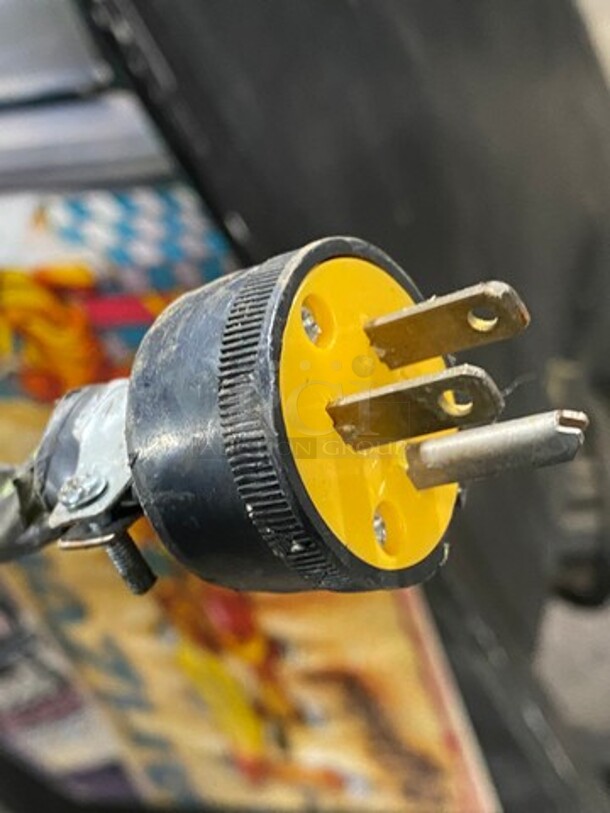 True Commercial Single Door Reach In Refrigerator Merchandiser! With View Through Door! With Poly Drink Racks! Model: GDM26 SN: 11418373 115V 60HZ 1 Phase - Image 8 of 8