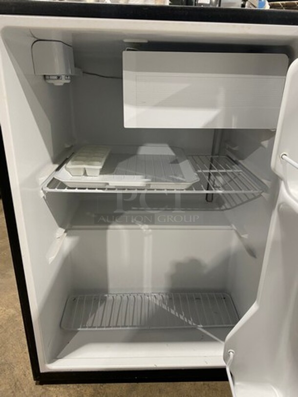 Black & Decker Countertop One Door Mini Cooler! - Image 5 of 9