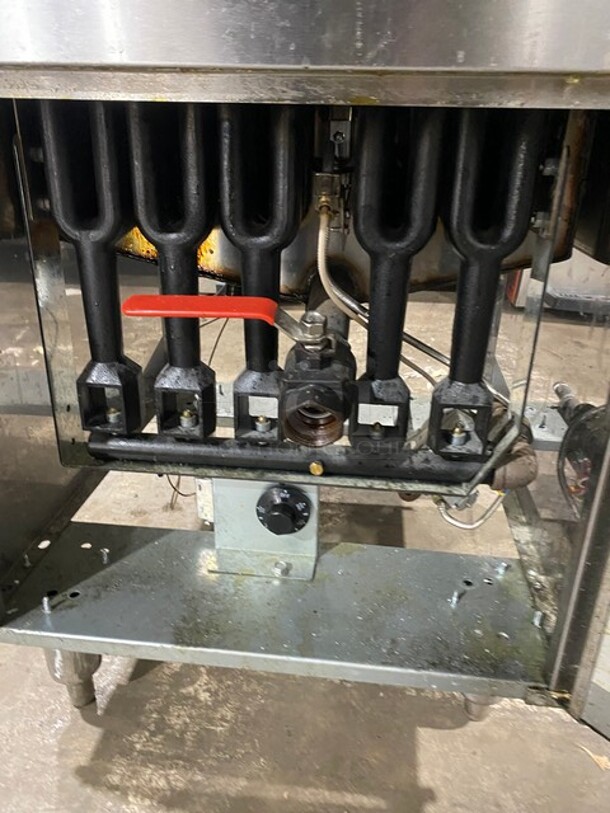 Cecilware Commercial Natural Gas Powered! Deep Fat Fryer! With 3 Metal Frying Baskets! All Stainless Steel! On Legs! MODEL FMS705NAT - Image 6 of 8