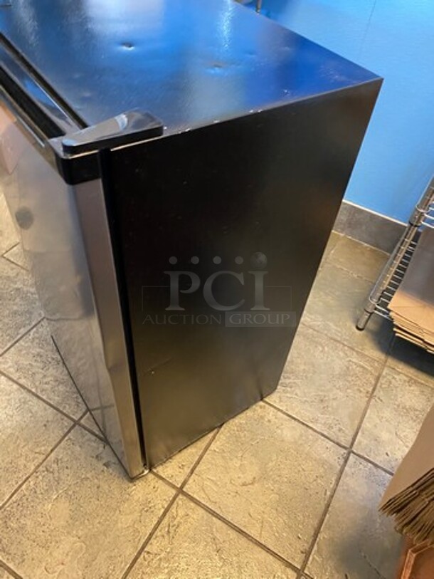 LATE MODEL! 2021 Hisense Gray Mini Fridge! With Poly Shelves! WORKING WHEN REMOVED! - Image 3 of 7