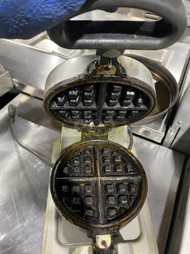 Waring Commercial Countertop Belgian Waffle Maker! Model: WW180 120V - Image 9 of 9