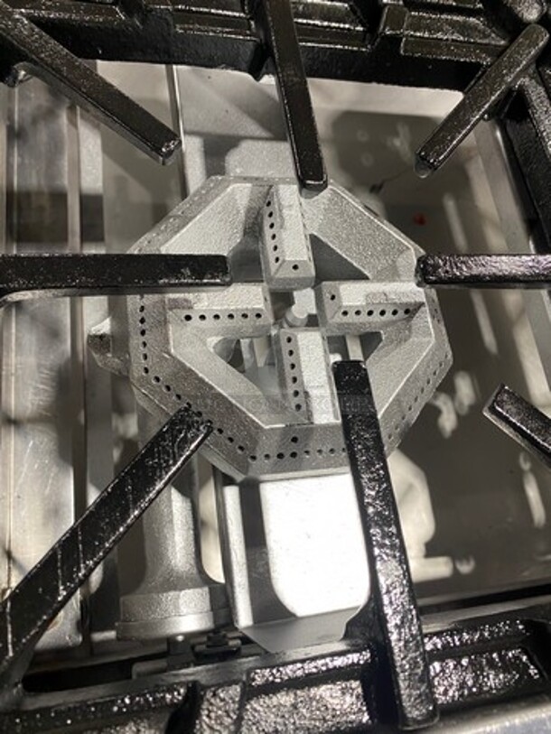 Avantco Commercial Countertop Natural Gas Powered 4 Burner Range! With Back And Side Splashes! All Stainless Steel! On Small Legs! - Image 5 of 7