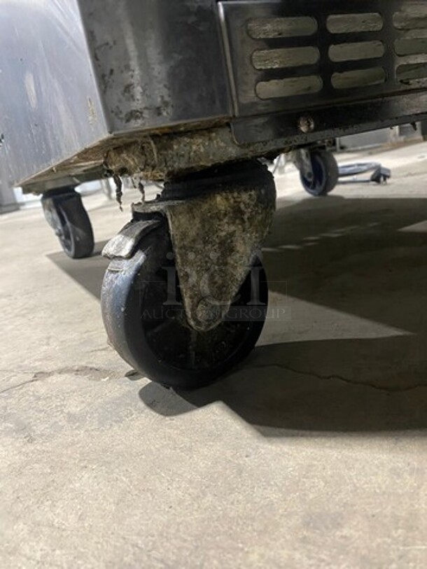 Everest EPBNR1 Stainless Steel Commercial Sandwich Salad Prep Table Bain Marie! On Commercial Casters! MODEL EPBNR1 SN: BPBNR115090032 115 Volts, 1 Phase. - Image 8 of 10