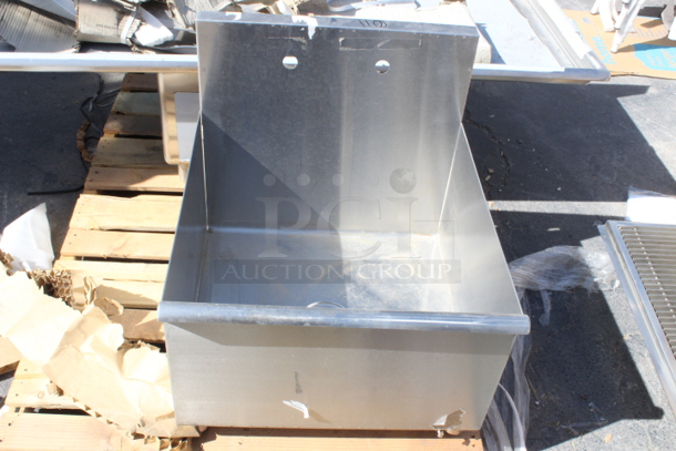 BRAND NEW SCRATCH & DENT! Steelton 522CS124FW 30" 18-Gauge Stainless Steel One Compartment Commercial Sink  - 24" x 24" x 12" Bowl. 30x29-1/2x43-3/4. Sink Component Only. Minor Denting.  - Image 1 of 3