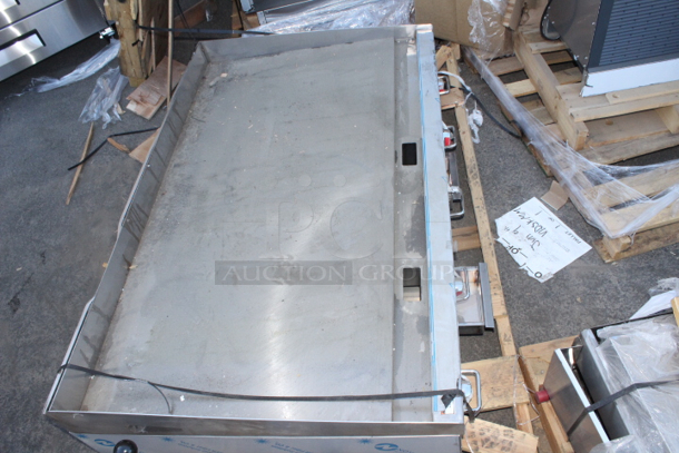 BRAND NEW SCRATCH & DENT! Vulcan MSA60-30 60" Countertop Natural Gas Deep Griddle with Snap-Action Thermostatic Controls - 135,000 BTU SERIAL# 650242061. Unit has all legs and pans. Back is dented.  - Image 4 of 6