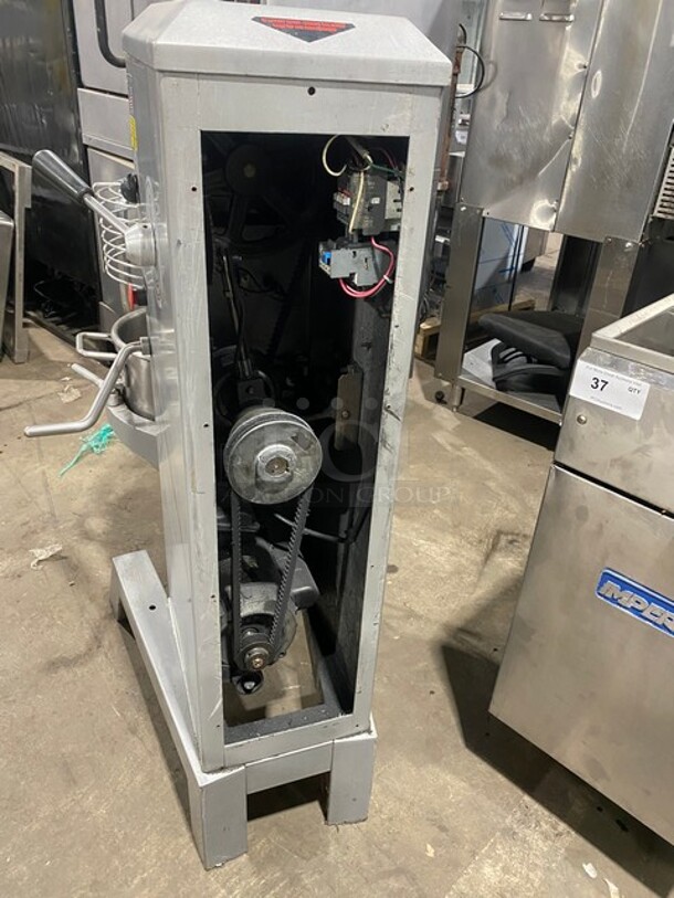 UNIVEX 30qt Floor Style Planetary Mixer With Guard! Heavy Duty Stainless Steel Bowl! MN:SRM30 Serial:M14010069! 115V 1 Phase! 
 - Image 3 of 9