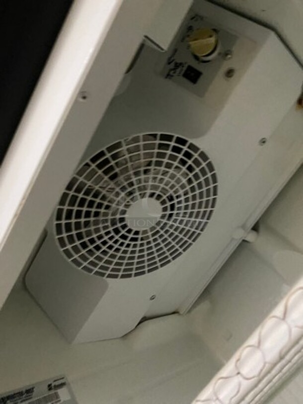 Master Bilt Commercial Single Door Reach In Cooler Merchandiser! With View Through Door! Poly Coated Racks! Model: BGR14R SN: QW102659 115V 60HZ 1 Phase - Image 6 of 8