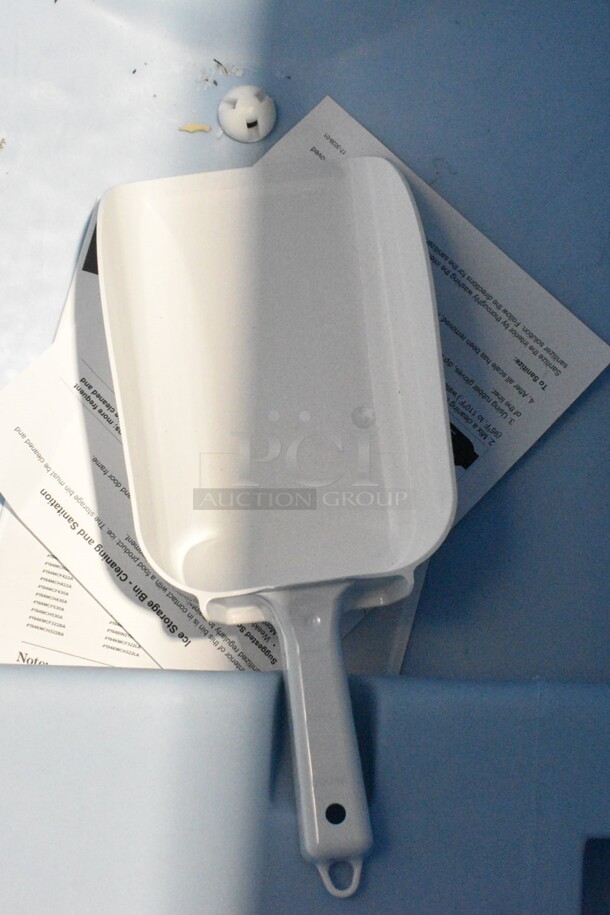 BRAND NEW SCRATCH AND DENT! 2024 Avantco 194BIN40022 22" Ice Storage Bin with Metallic Alloy Exterior - 383 lb. - Image 5 of 7