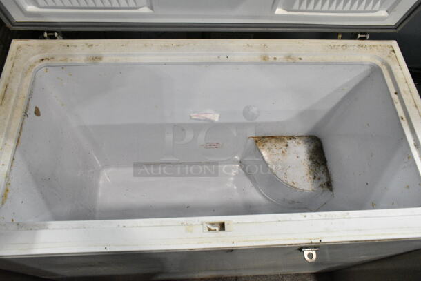 General Electric GE FH10DXAWH Metal Chest Freezer w/ Hinge Lid. 115 Volts, 1 Phase. Tested and Working! - Image 3 of 5